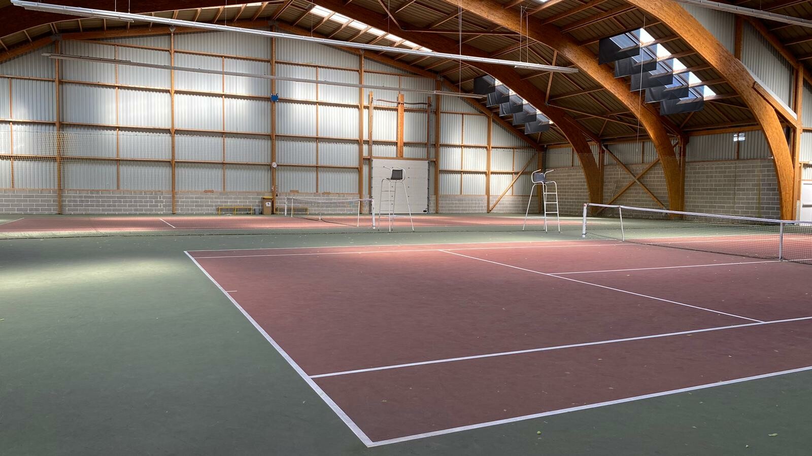 Salle de tennis avec deux courts réservation en ligne